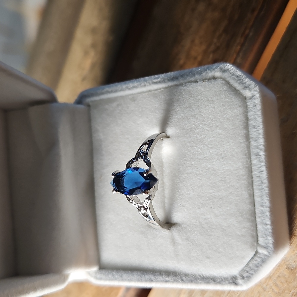 Elegant Silver and Blue Gemstone Ring - Picture 2 of 10